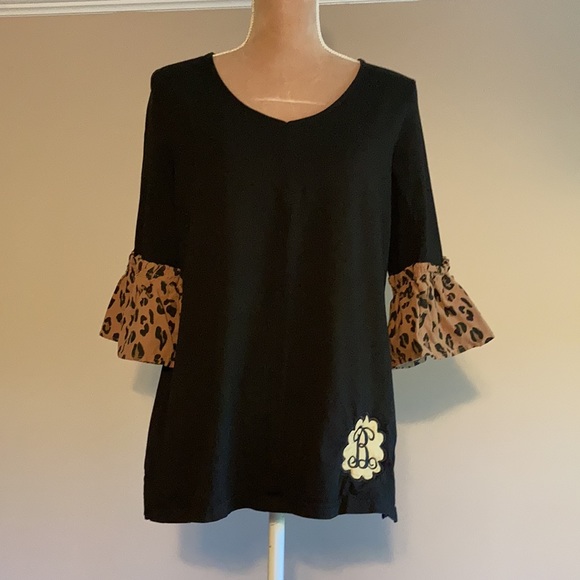 Monogrammed “B” women’s large tunic top with leopard print flutter sleeves - Picture 2 of 5